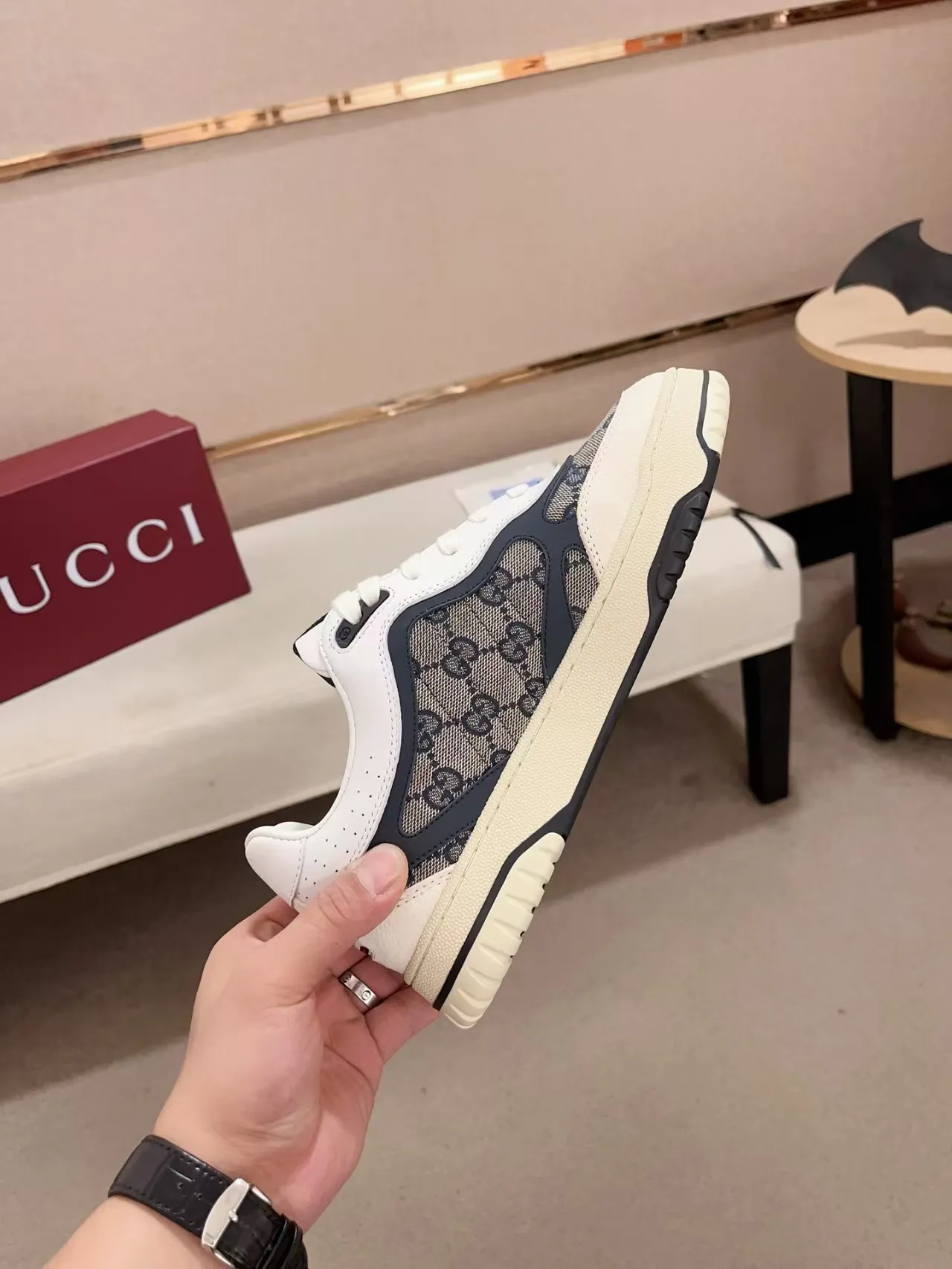 P400 new men's shoes GUCCI [Lightning] latest shoes are shipped. Original quality, fashionable, made of special materials, sheepskin lining, brand new packaging. The foot feels super comfortable and the workmanship is impeccable. Size: Men's 38-45, blue cloth